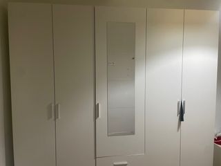 Armario blanco con puertas
