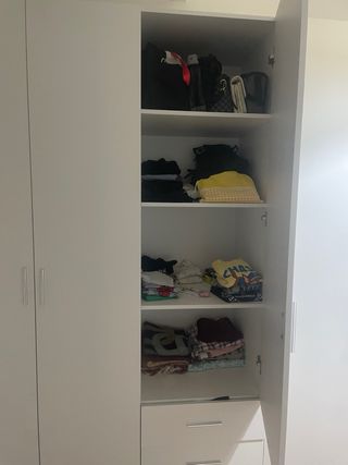 Armario blanco con puertas
