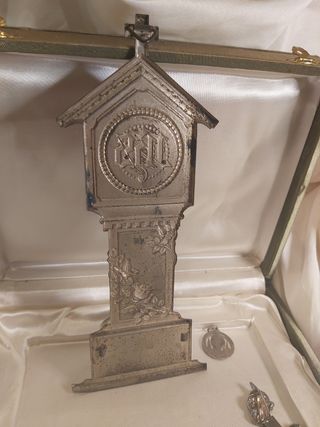Caja antigua con objetos religiosos