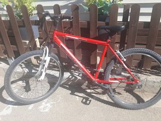 Bicicleta de montaña roja