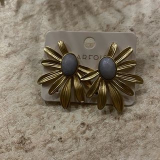Pendientes dorados Parfois con piedra gris