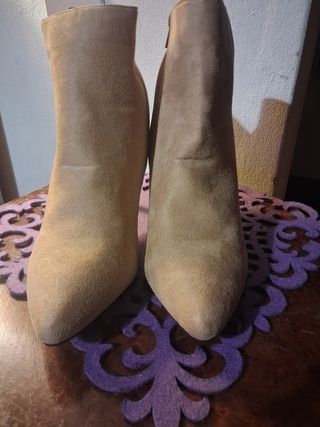 Stivaletti beige scamosciati