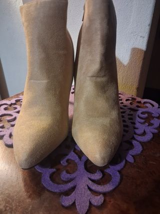 Stivaletti beige scamosciati