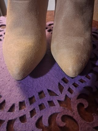 Stivaletti beige scamosciati