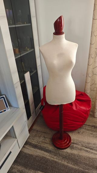 Maniquí de costura con base de madera