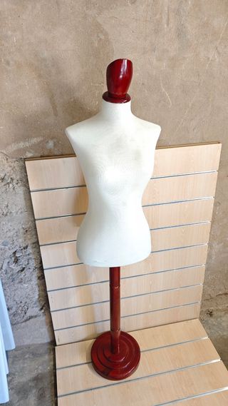 Maniquí de costura con base de madera