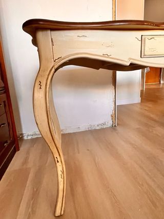 Mesa de madera estilo antiguo