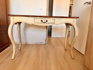 Mesa de madera estilo antiguo