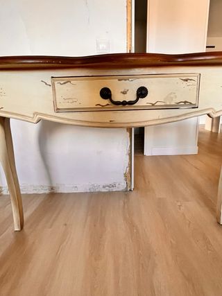 Mesa de madera estilo antiguo
