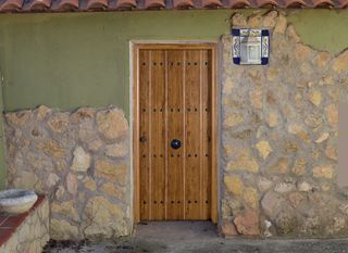 PUERTA EXTERIOR METÁLICA RUSTICA ROBLE CLAVOS