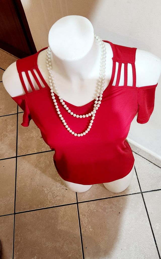 Maglietta rossa spalle scoperte taglia S