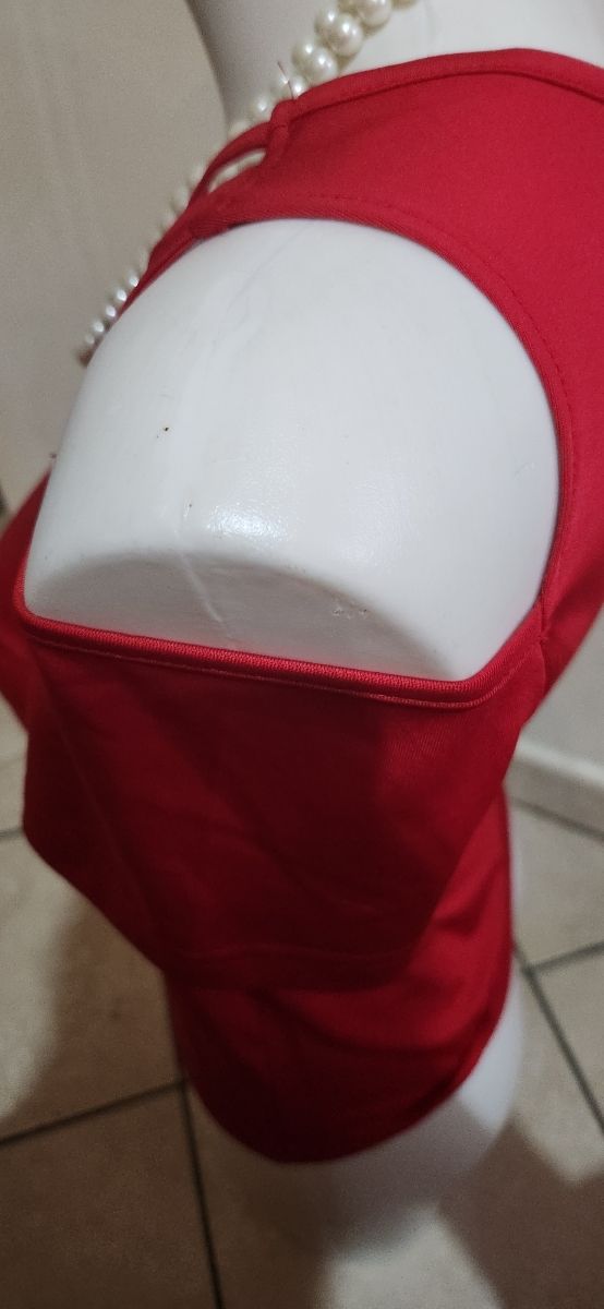 Maglietta rossa spalle scoperte taglia S