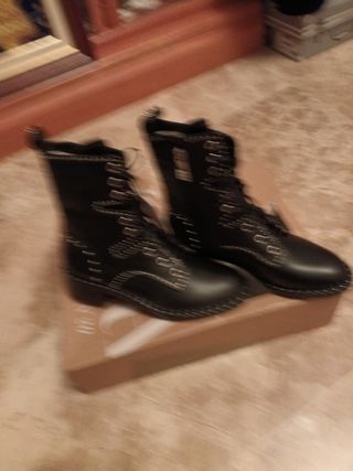 Botas altas Zara negras con tachuelas