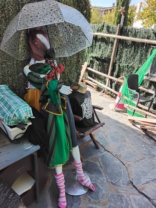 Maniquí con paraguas y vestido