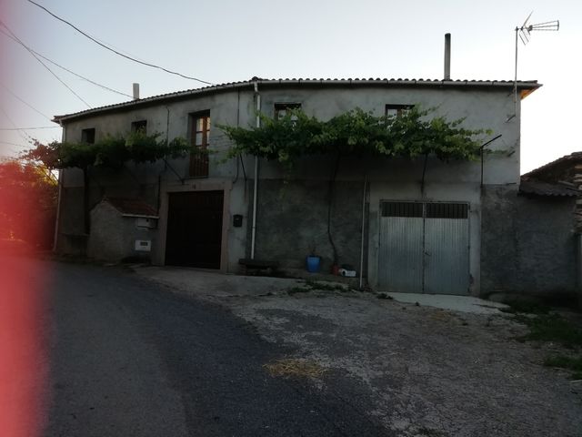 Casa de piedra con garaje