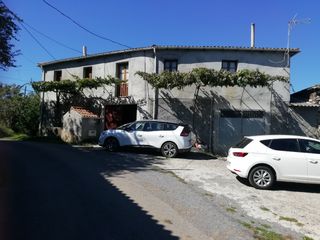 Casa de piedra con garaje