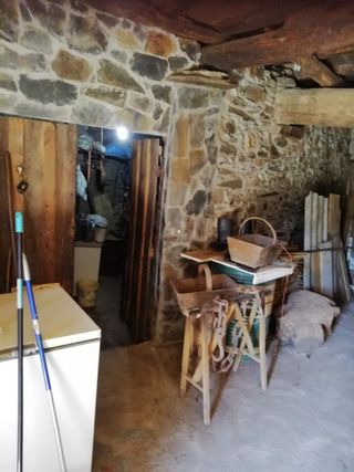 Casa de piedra con garaje