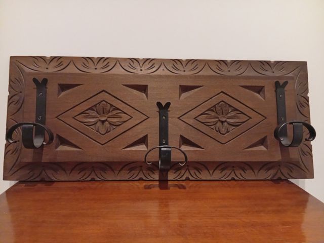 Perchero de madera tallado floral