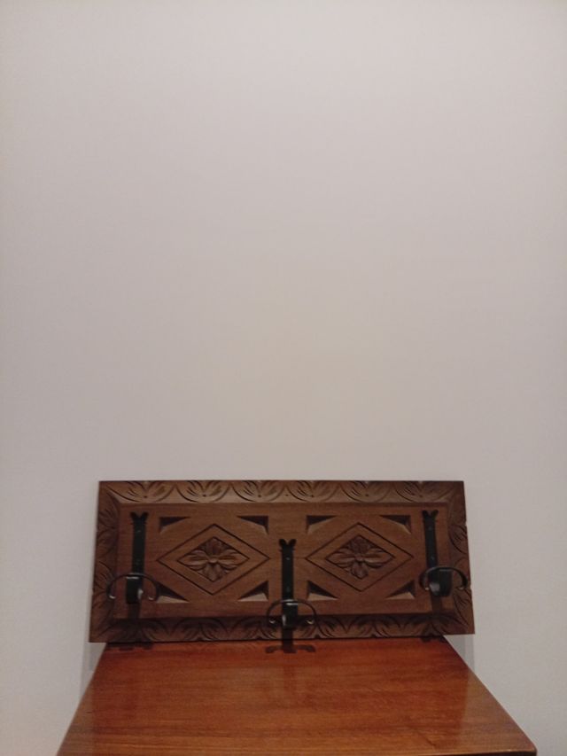 Perchero de madera tallado floral