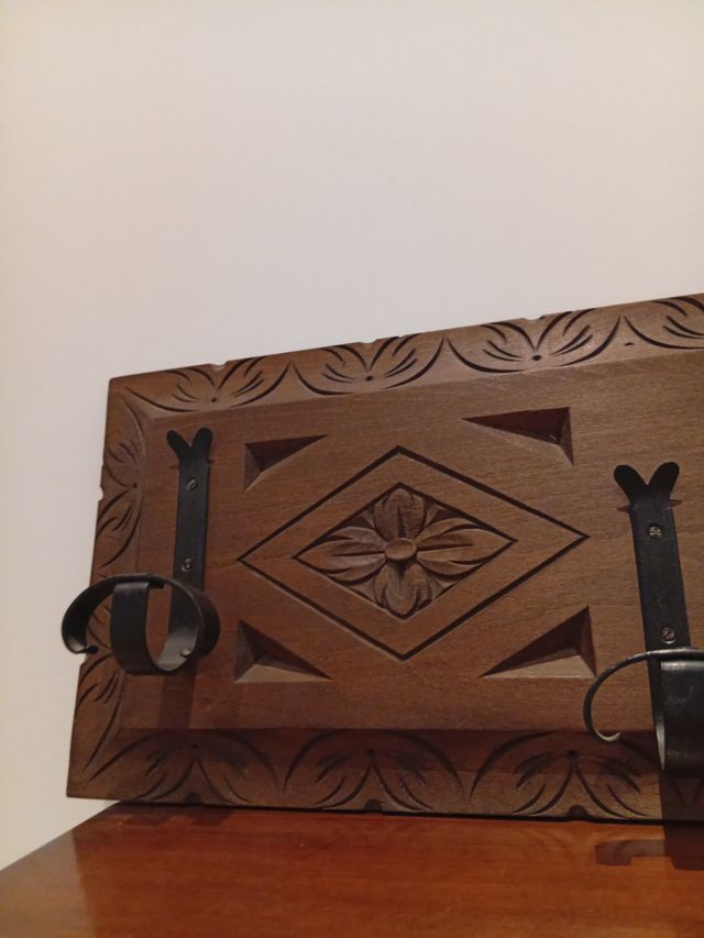 Perchero de madera tallado floral