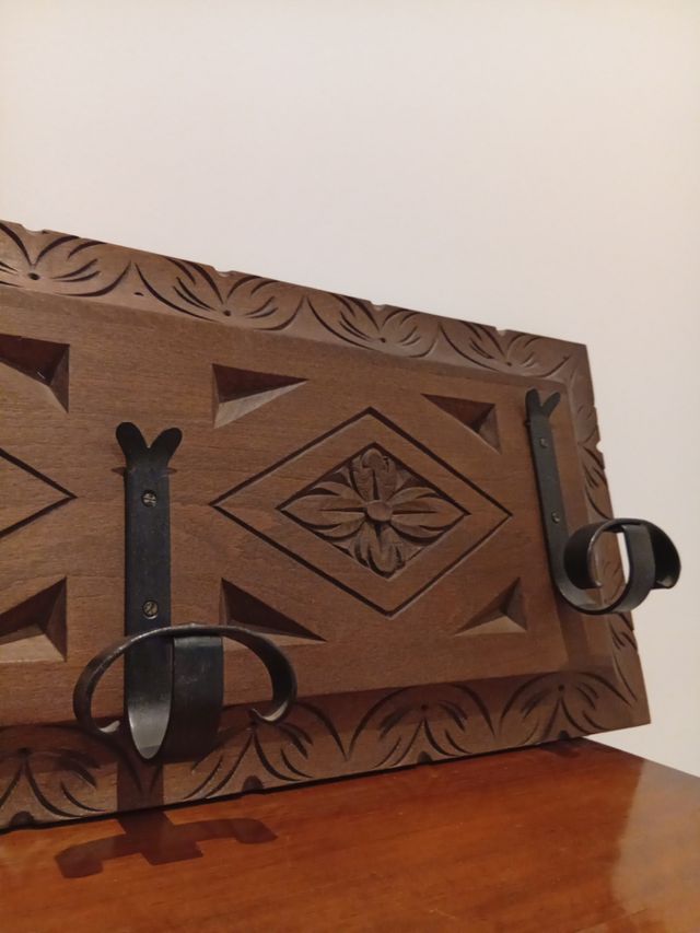 Perchero de madera tallado floral