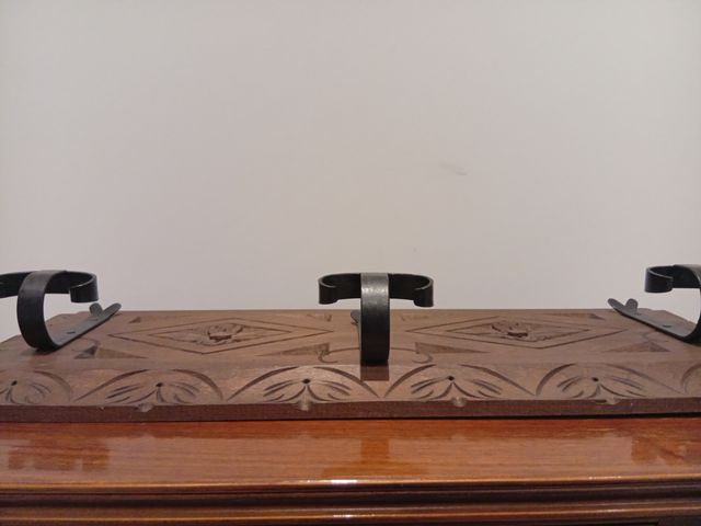 Perchero de madera tallado floral