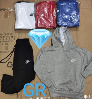 Conjunto deportivo Nike negro y gris
