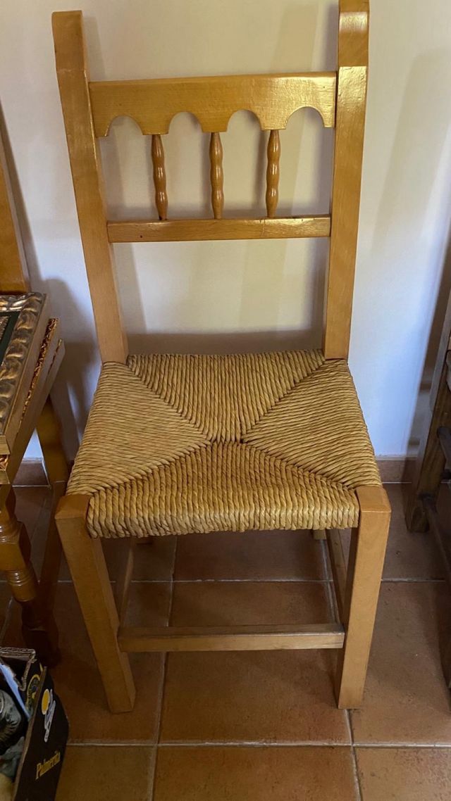 Silla de madera con asiento de mimbre
