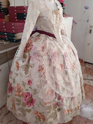 Traje fallera ,mantilla y Aderezo a estrenar 