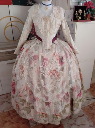 Traje fallera ,mantilla y Aderezo a estrenar 
