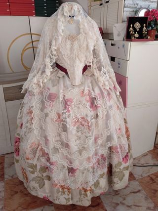 Traje fallera ,mantilla y Aderezo a estrenar 