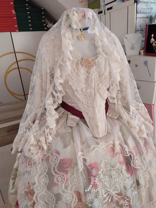 Traje fallera ,mantilla y Aderezo a estrenar 