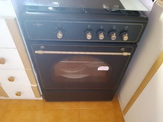 Cocina negra con horno y vitrocerámica