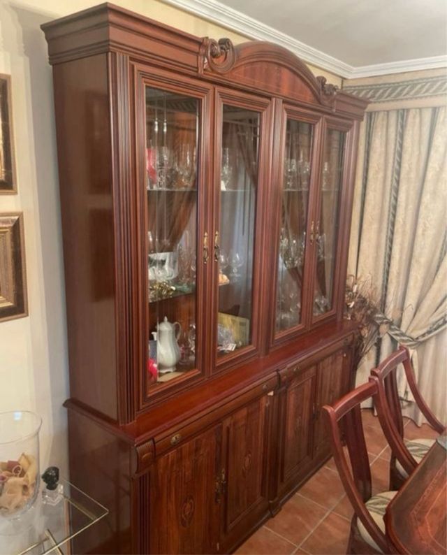 Armario antiguo de madera y cristal