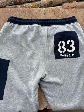 Pantaloni tuta grigi e blu