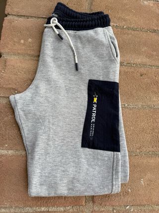 Pantaloni tuta grigi e blu