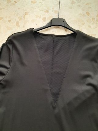 Vestido negro manga larga.