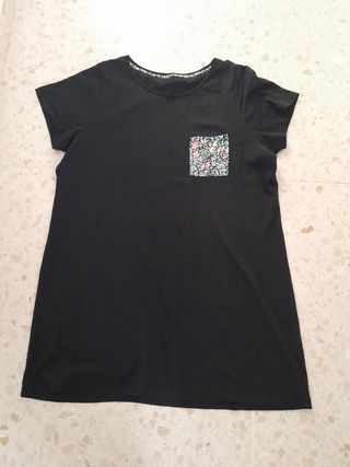 Vestido negro con bolsillo estampado