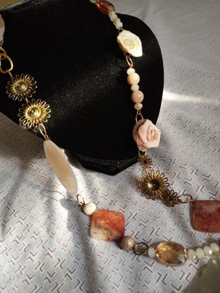 Collana con fiori e pietre 