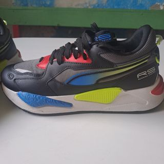 Zapatillas Puma Negras y Rojas