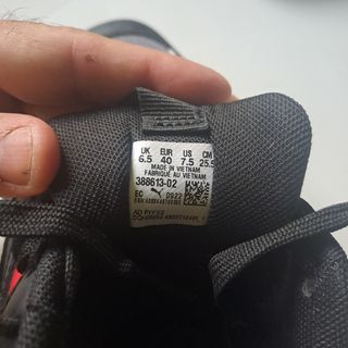 Zapatillas Puma Negras y Rojas