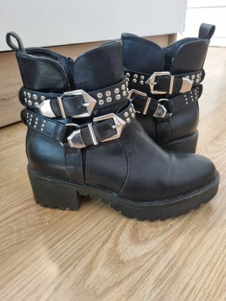 Botines negros con tachuelas y hebillas