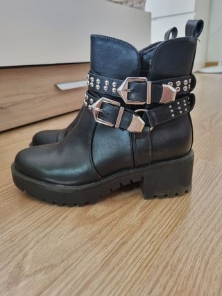 Botines negros con tachuelas y hebillas