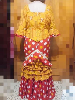 Traje de flamenca: rojo y ocre. Talla 42-44.