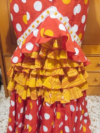 Traje de flamenca: rojo y ocre. Talla 42-44.