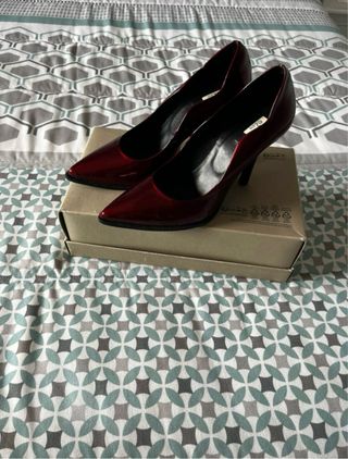 Tacones de piel burdeos