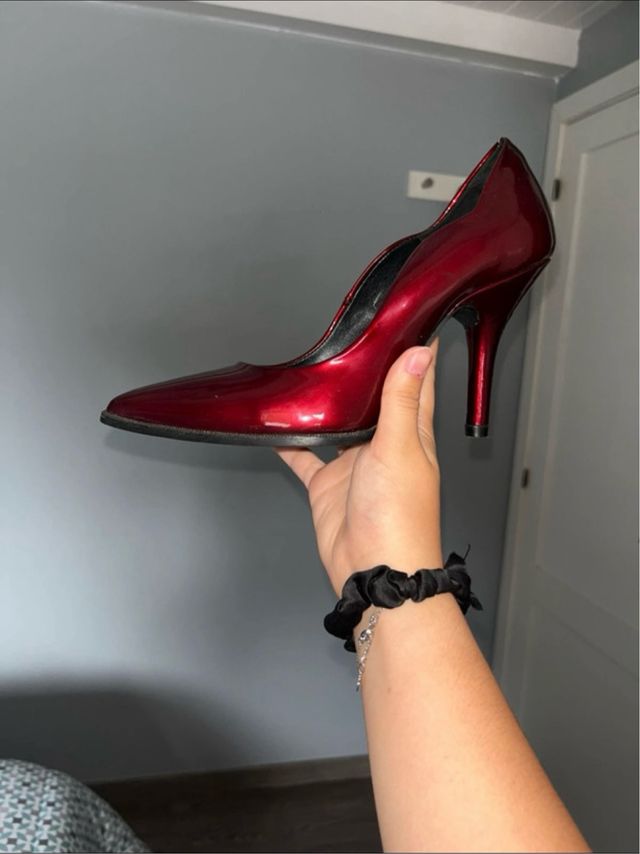 Tacones de piel burdeos