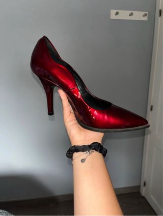 Tacones de piel burdeos