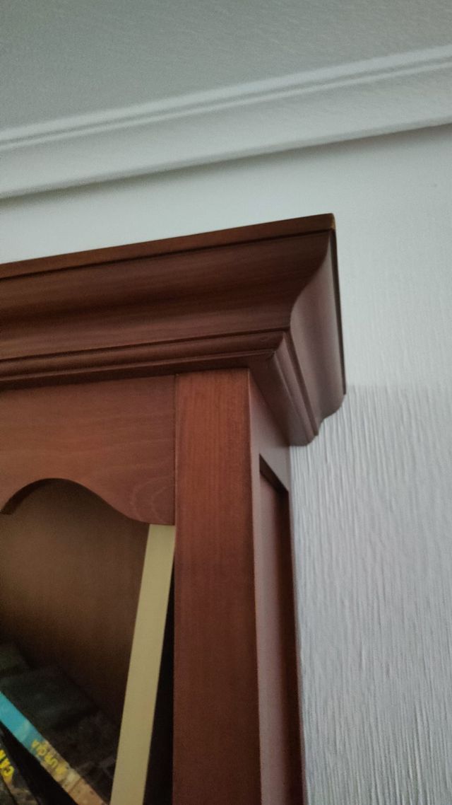 Librería de madera marrón