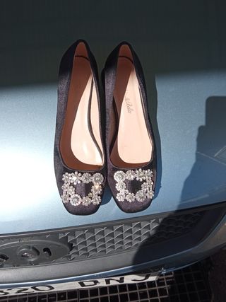 Zapatos negros talla 37 con pedrería